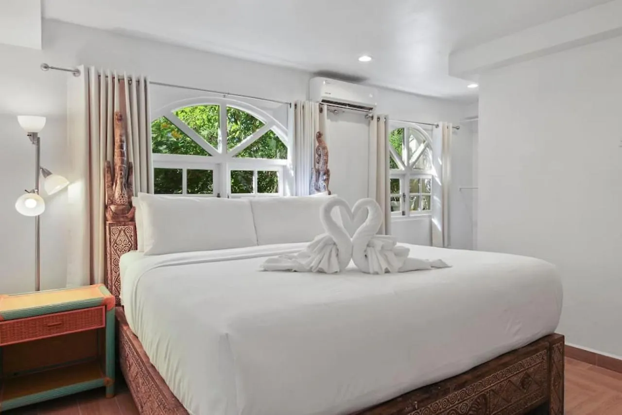 Beach Walk Residences Palm Beach Aparthotel